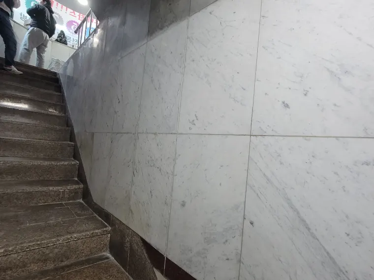 현관타일수리 — 상가 계단 벽 대리석 솟음 보수 보수 후